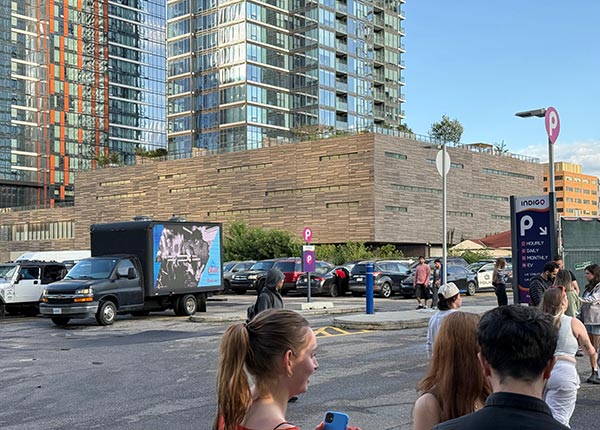 How Digital Out-of-Home (DOOH) Advertising Helps Increase Sales